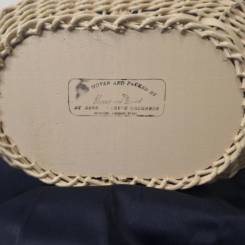 Vintage Harry & David Wicker Basket Bear Creek Off White Painted Cottage Core Lg